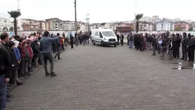 Trafik kazasında yaşamını yitiren hentbolcular için okullarında tören (2) Trafik kazasında yaşamını yitiren hentbolcular için okullarında tören (2)