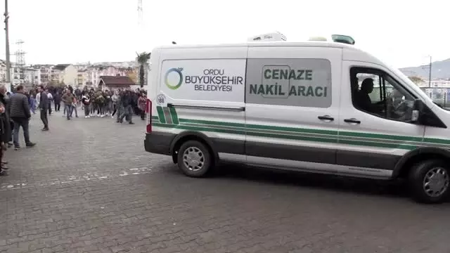 Trafik kazasında yaşamını yitiren hentbolcular için okullarında tören (2) Trafik kazasında yaşamını yitiren hentbolcular için okullarında tören (2)