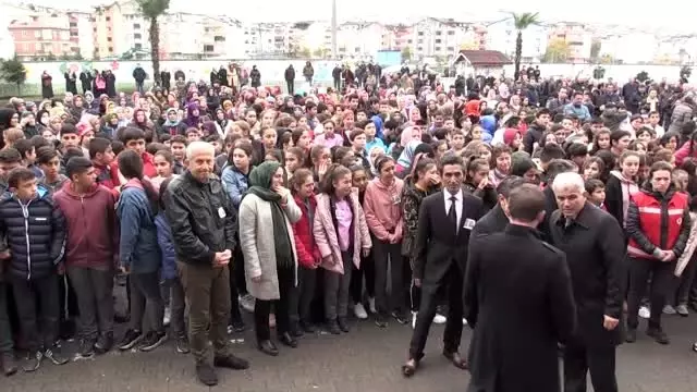 Trafik kazasında yaşamını yitiren hentbolcular için okullarında tören (2) Trafik kazasında yaşamını yitiren hentbolcular için okullarında tören (2)