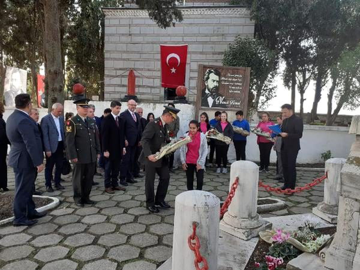 'Vatan Şairi' Namık Kemal mezarı başında anıldı