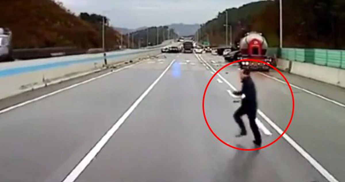 Zincirleme kazada mucize kurtuluş anları kamerada!