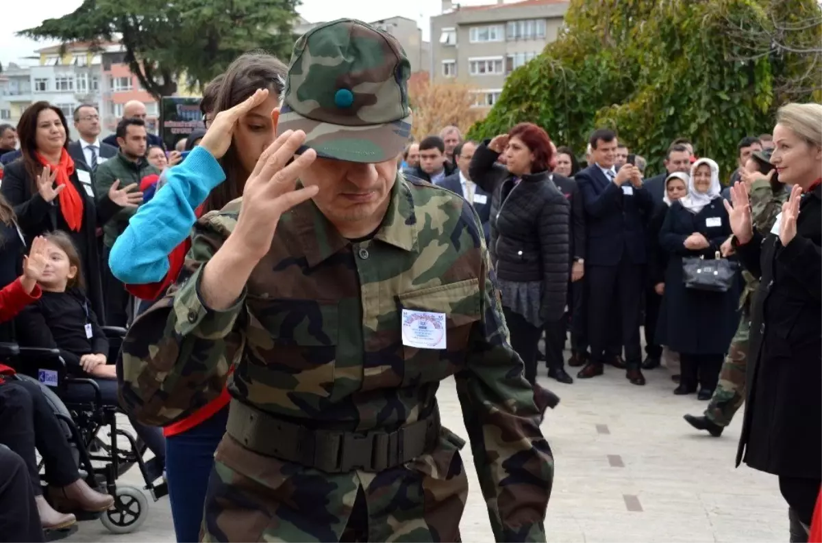 Askeri üniformalı kutlama