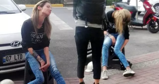 Ayakta durmakta güçlük çeken Hollandalı turisti, erkek arkadaşı yol kenarında bırakıp kaçtı