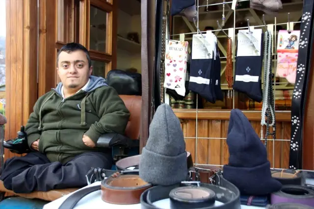 Cam kemik hastası Esad hayalini 2 metrekarelik dükkana sığdırdı