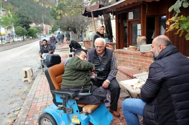 Cam kemik hastası Esad hayalini 2 metrekarelik dükkana sığdırdı