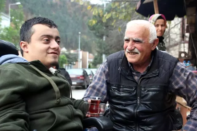Cam kemik hastası Esad hayalini 2 metrekarelik dükkana sığdırdı