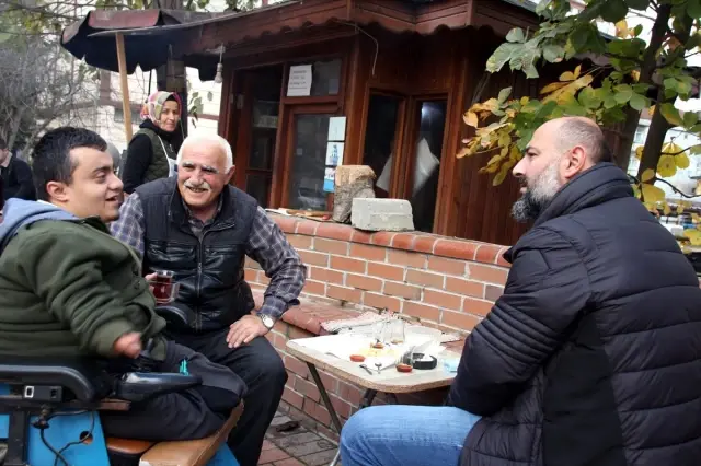 Cam kemik hastası Esad hayalini 2 metrekarelik dükkana sığdırdı