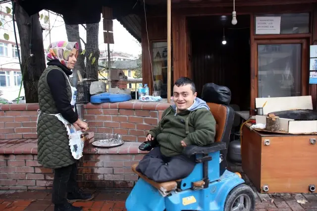 Cam kemik hastası Esad hayalini 2 metrekarelik dükkana sığdırdı