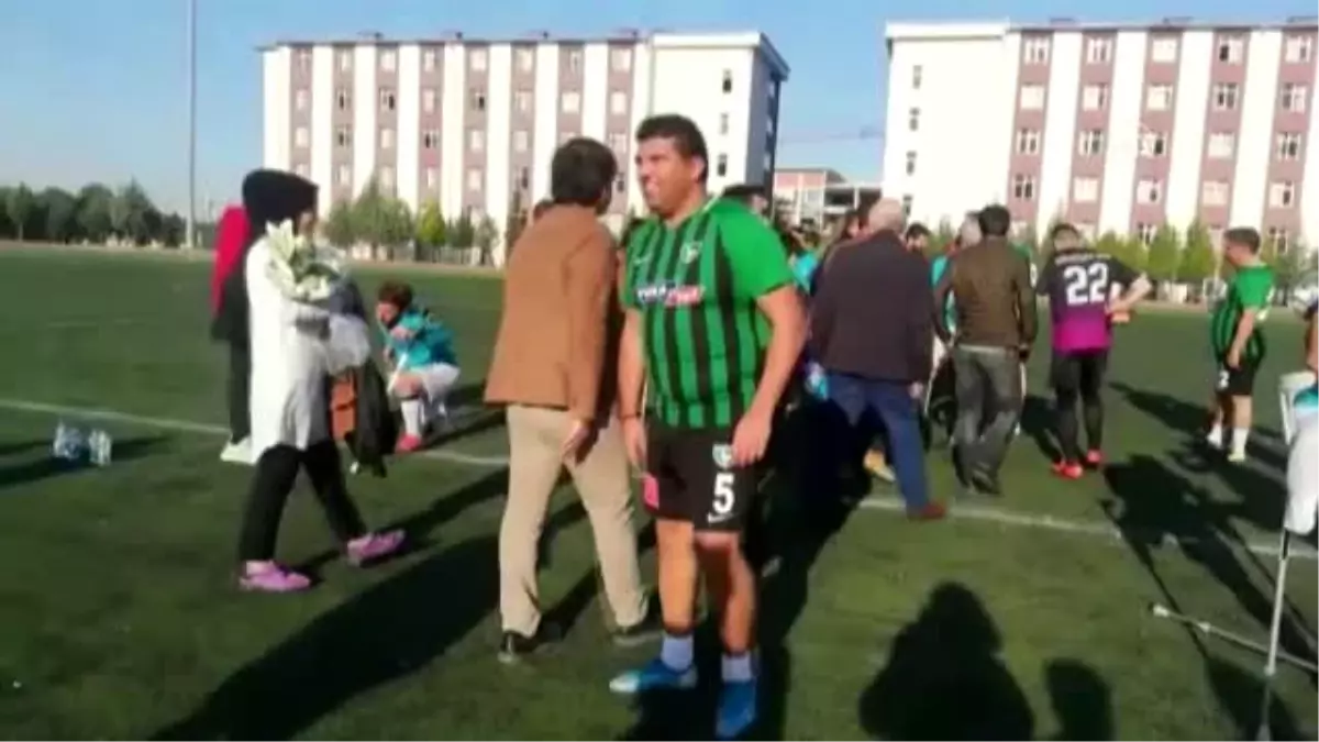 Denizlisporlu yöneticiler, ampute futbol takımıyla maç yaptı