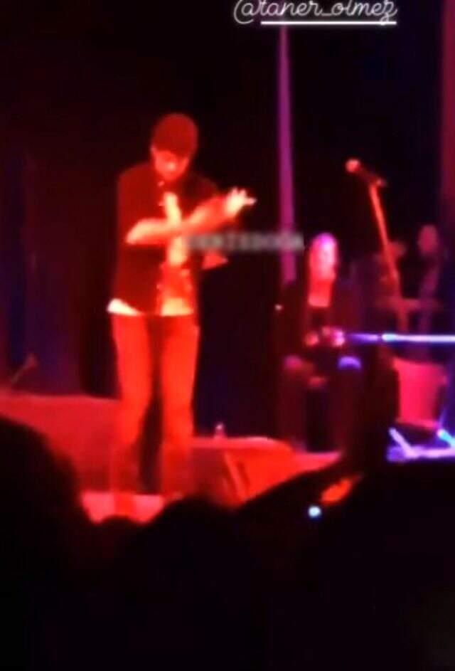 Dün akşam Ankara'da konser veren Taner Ölmez, halay performansıyla herkesi mest etti