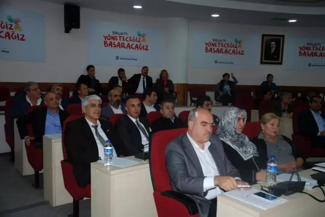 Ek gündem madde teklifleri Başkan Akay'ı da şaşırttı Ek gündem madde teklifleri Başkan Akay'ı da şaşırttı