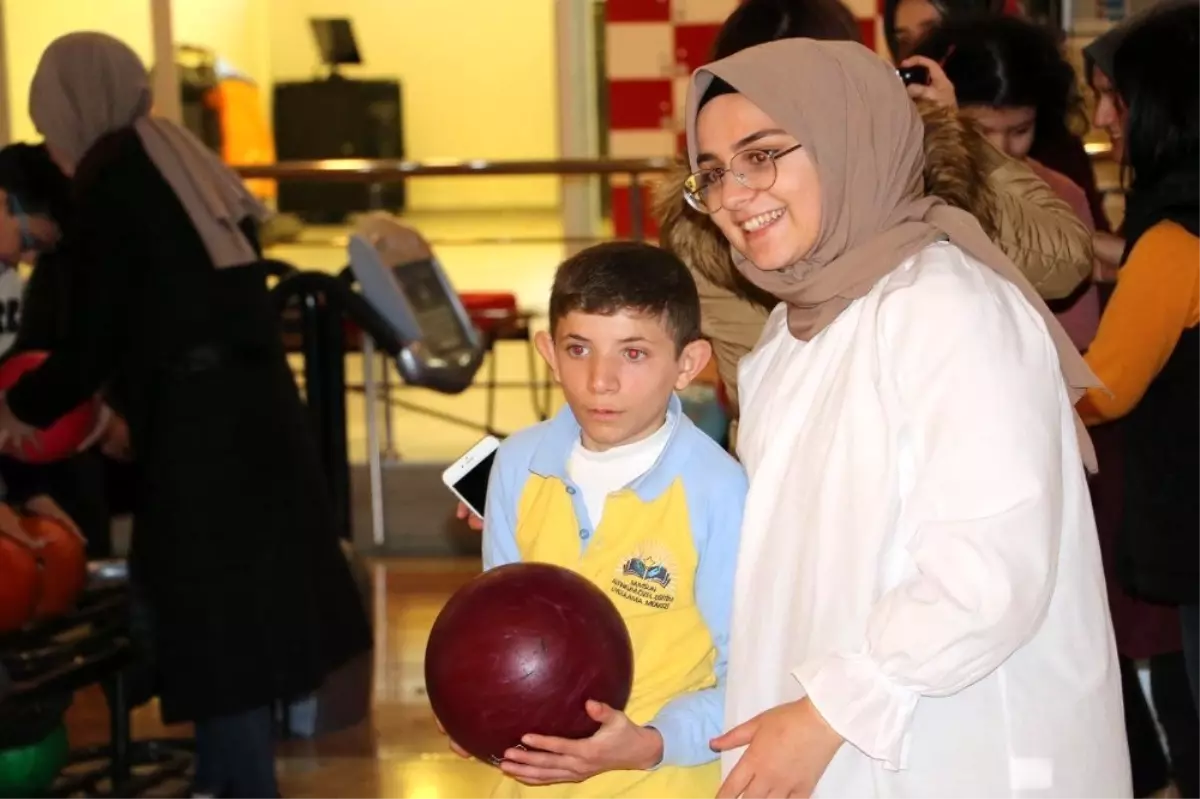 Engel tanımadılar, bowlingde şov yaptılar