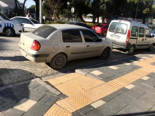 Engelli rampalarına park eden araçlara duyarlılık mesajı Engelli rampalarına park eden araçlara duyarlılık mesajı