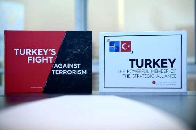 Erdoğan, Dörtlü Zirve'de liderlere 'Stratejik İttifakın Güçlü Üyesi Türkiye' kitabını hediye etti