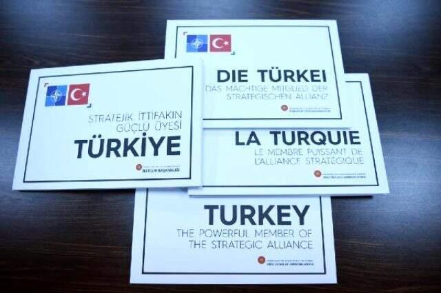 Erdoğan, Dörtlü Zirve'de liderlere 'Stratejik İttifakın Güçlü Üyesi Türkiye' kitabını hediye etti