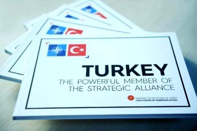 Erdoğan, Dörtlü Zirve'de liderlere 'Stratejik İttifakın Güçlü Üyesi Türkiye' kitabını hediye etti