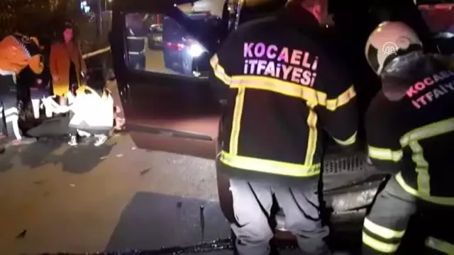 Hafif ticari araçla otomobil çarpıştı: 4 yaralı