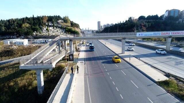 İstanbul'da engellileri mağdur eden üst geçide Uluslararası Engelliler Günü pankartı asıldı