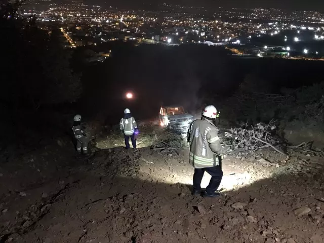 İstanbul'da ormanlık alanda araç yangını İstanbul'da ormanlık alanda araç yangını