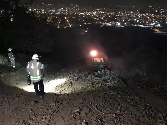 İstanbul'da ormanlık alanda araç yangını İstanbul'da ormanlık alanda araç yangını
