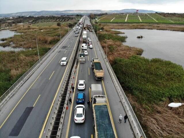İşten çıkacaklar dikkat! TEM'de çöp kamyonu devrildi, trafik felç
