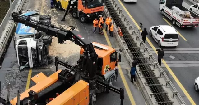 İşten çıkacaklar dikkat! TEM'de çöp kamyonu devrildi, trafik felç