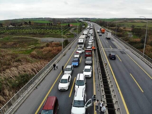 İşten çıkacaklar dikkat! TEM'de çöp kamyonu devrildi, trafik felç