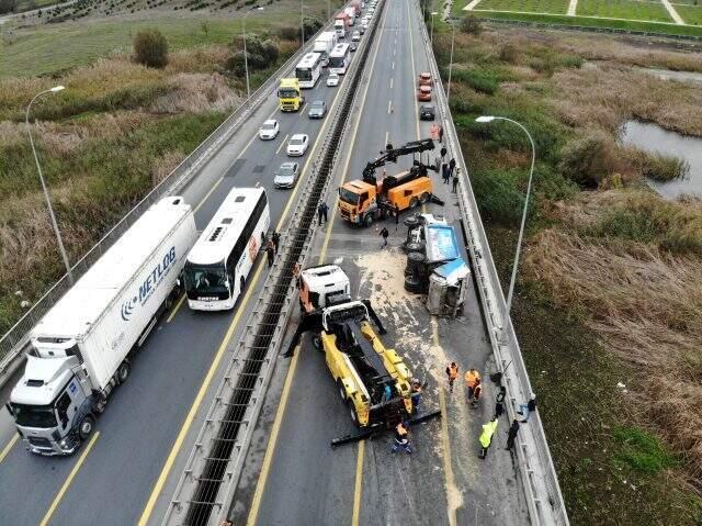 İşten çıkacaklar dikkat! TEM'de çöp kamyonu devrildi, trafik felç