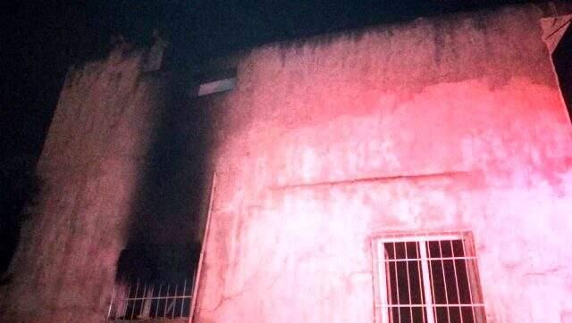 İzmir'de alevlerin arasında kalan genç kadını itfaiye eri kurtardı