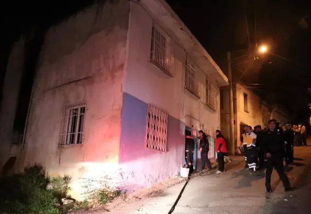 İzmir'de ev yangınında itfaiye eri tarafından kurtarılan kadın ağır yaralandı