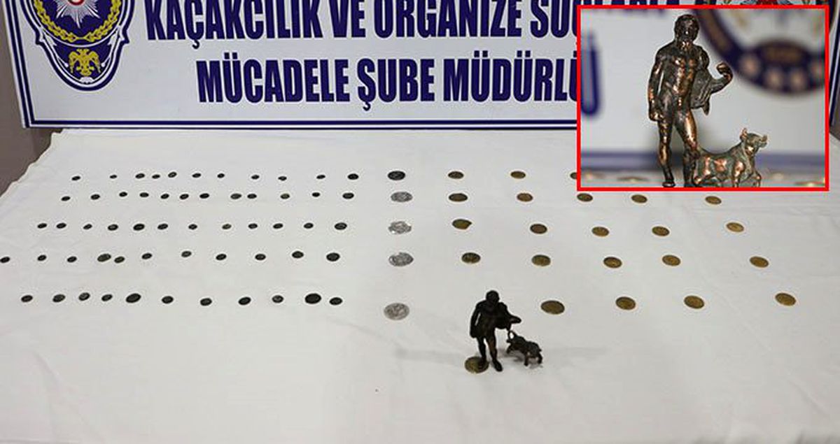 Kahvehaneye baskın yapan polis, çöp kovasında 88 adet sikke ve 2 adet heykelcik ele geçirdi