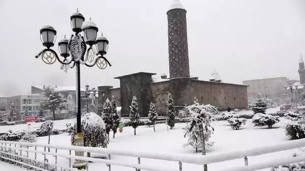 Kar durdu, soğuk başladı