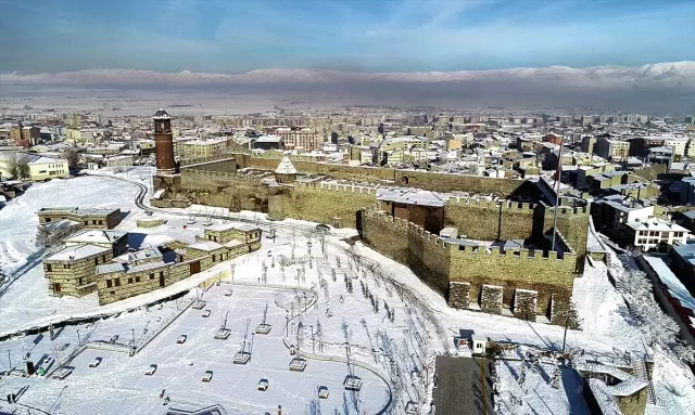 Kar yağışıyla beyaza bürünen Erzurum'da görsel şölen