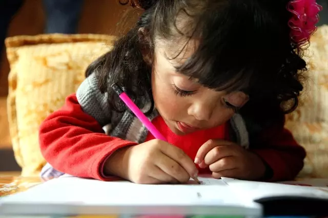 Kırılan elleri cam kemik hastası İlknur'a engel olmuyor Kırılan elleri cam kemik hastası İlknur'a engel olmuyor