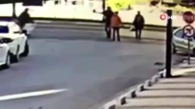 Koşarak karşıya geçerken otomobil çarptı Koşarak karşıya geçerken otomobil çarptı