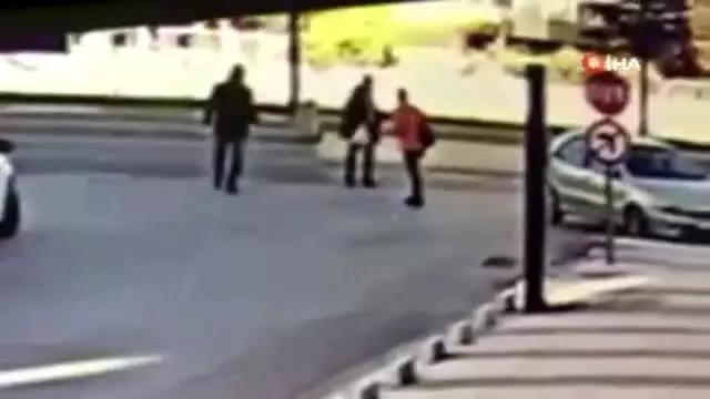 Koşarak karşıya geçerken otomobil çarptı Koşarak karşıya geçerken otomobil çarptı
