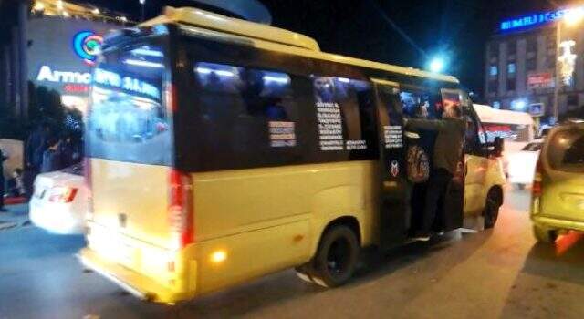 Küçükçekmece'de minibüslerdeki tehlikeli yolculuk kamerada