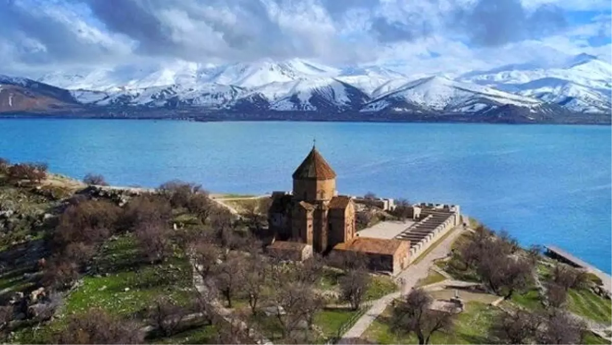 Londra'da Akdamar Kutsal Haç Kilisesi