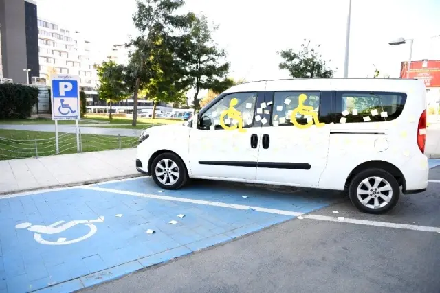 Miniklerden engelli yerine park eden araca ilginç ceza Miniklerden engelli yerine park eden araca ilginç ceza
