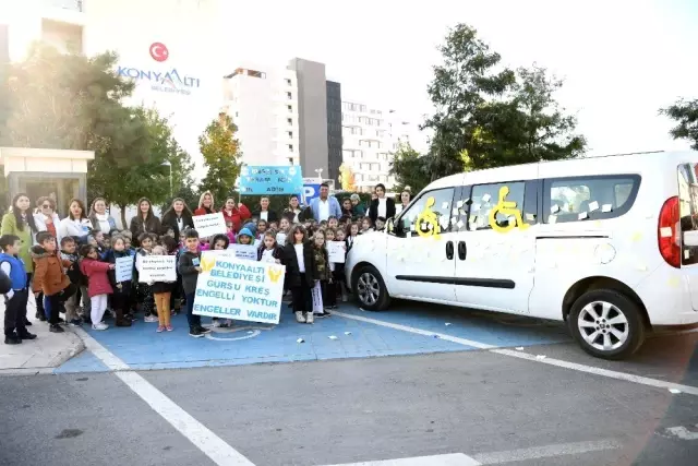 Miniklerden engelli yerine park eden araca ilginç ceza Miniklerden engelli yerine park eden araca ilginç ceza