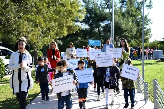 Miniklerden engelli yerine park eden araca ilginç ceza Miniklerden engelli yerine park eden araca ilginç ceza