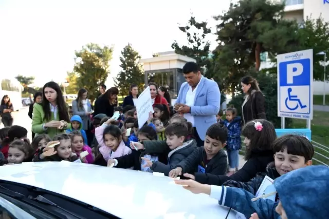 Miniklerden engelli yerine park eden araca ilginç ceza Miniklerden engelli yerine park eden araca ilginç ceza