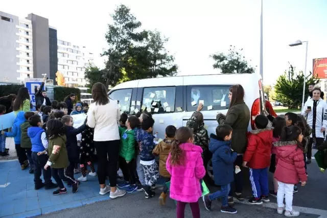 Miniklerden engelli yerine park eden araca ilginç ceza Miniklerden engelli yerine park eden araca ilginç ceza
