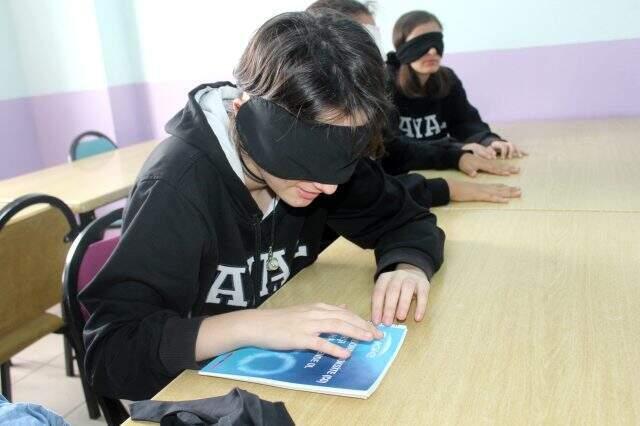 Öğrenciler, görme engellilerin sıkıntılarını anlamak için gözlerini kapattı