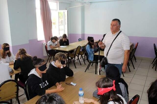 Öğrenciler, görme engellilerin sıkıntılarını anlamak için gözlerini kapattı