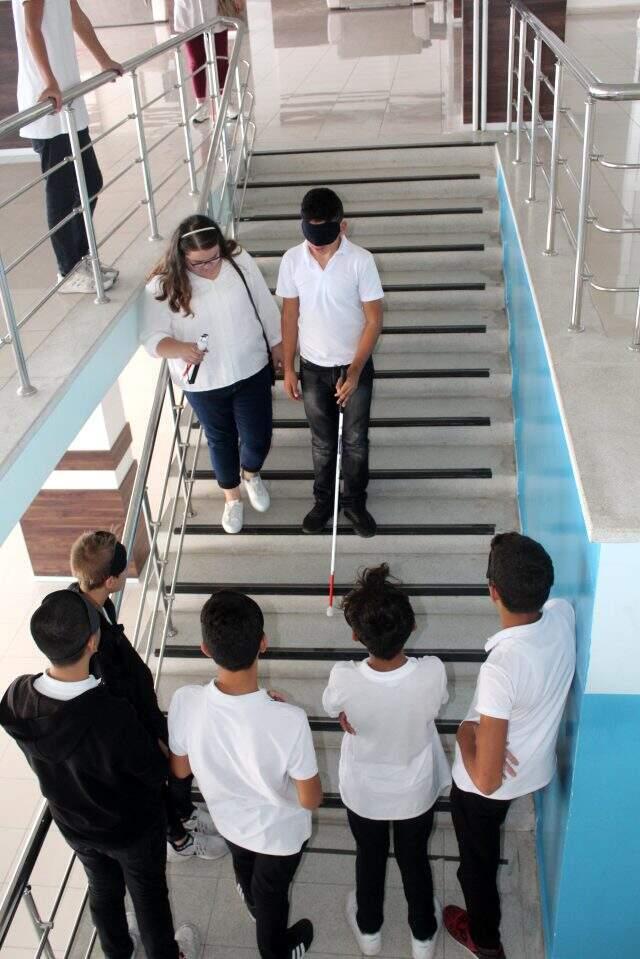 Öğrenciler, görme engellilerin sıkıntılarını anlamak için gözlerini kapattı