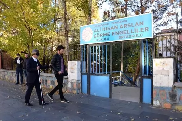 Öğretmen, farkındalık için 1 günlüğüne gözlerini kapattı