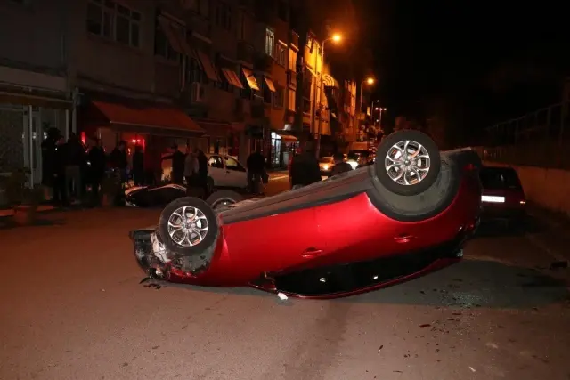 Otomobil park halindeki araçlara çarpıp ters döndü: 2 yaralı