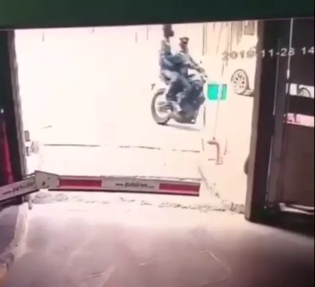 (Özel) Mecidiyeköy'de kasklı hırsızlar, motosikleti güpegündüz çaldı (Özel) Mecidiyeköy'de kasklı hırsızlar, motosikleti güpegündüz çaldı