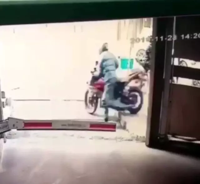 (Özel) Mecidiyeköy'de kasklı hırsızlar, motosikleti güpegündüz çaldı (Özel) Mecidiyeköy'de kasklı hırsızlar, motosikleti güpegündüz çaldı